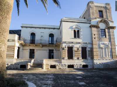 Lo stile architettonico � una via di mezzo tra il liberty, riconoscibile dalla rotondit� di alcune forme, e le linee pi� severe e geometriche dell�art dec�